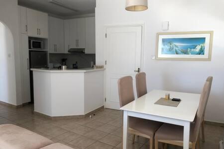 Kings Palace - Superb 2 Bed Ground Floor Apartment Paphos Eksteriør bilde
