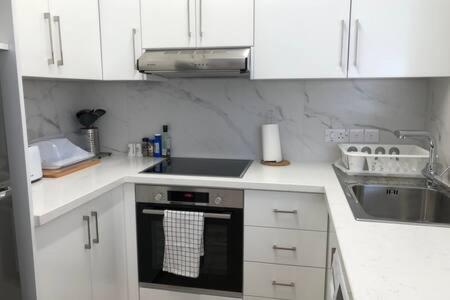 Kings Palace - Superb 2 Bed Ground Floor Apartment Paphos Eksteriør bilde